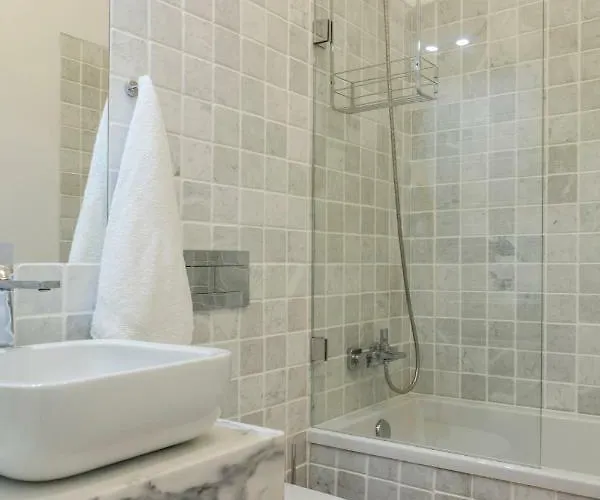 Breath-taking River & View Stunning 3 Bedrooms & 3 Bathrooms With Ac Alfama Castle District 1st Floor Lejlighed