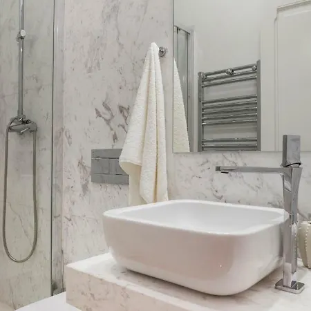 Breath-taking River & View Stunning 3 Bedrooms & 3 Bathrooms With Ac Alfama Castle District 1st Floor Lisboa
