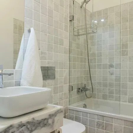 Breath-taking River & View Stunning 3 Bedrooms & 3 Bathrooms With Ac Alfama Castle District 1st Floor Lejlighed