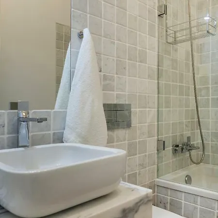 Breath-taking River & View Stunning 3 Bedrooms & 3 Bathrooms With Ac Alfama Castle District 1st Floor Lisboa